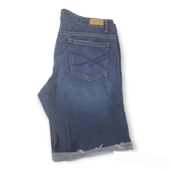𝅺AEROPOSTALE distressed stretch medium wash denim Bermuda size 10 - Picture 3 of 10